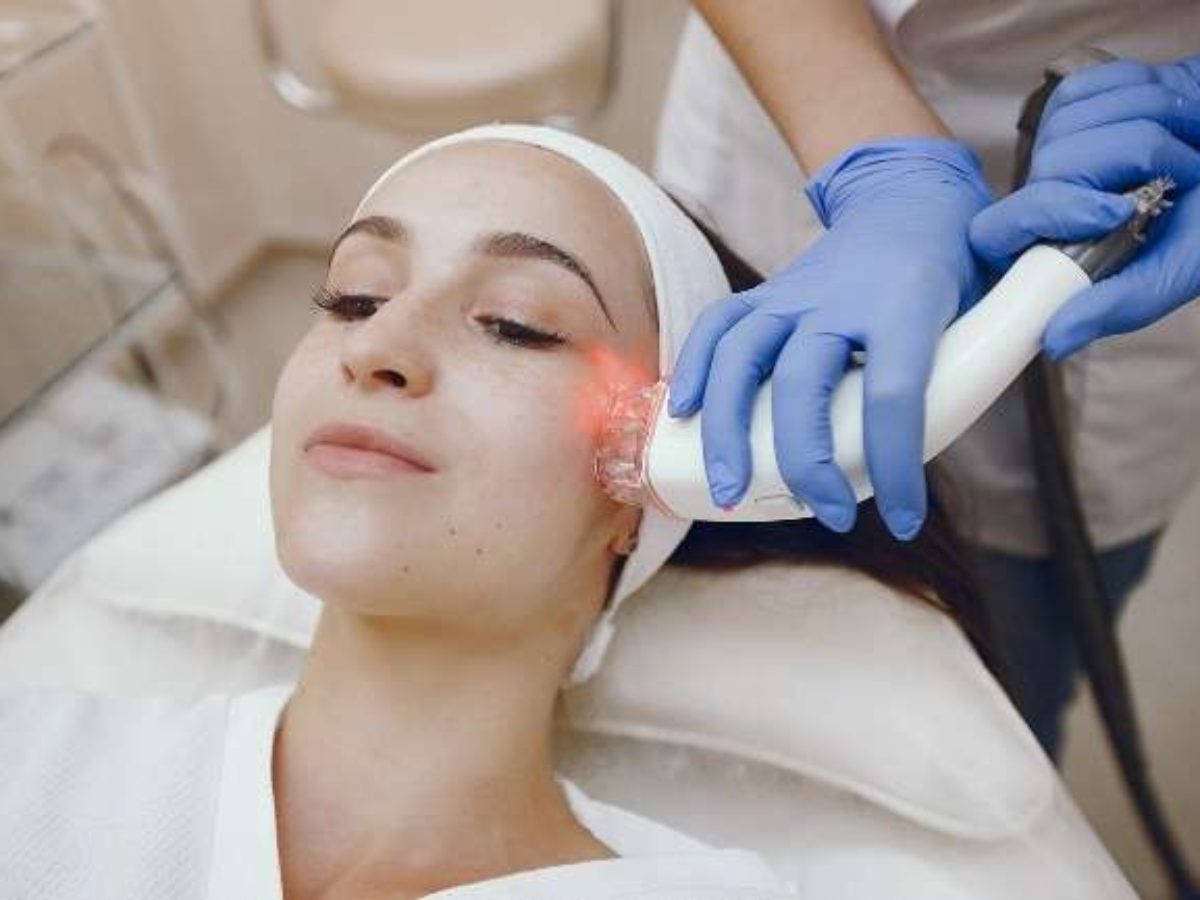 How Do Laser Facials Help? Visit A Skin Specialist In Indore